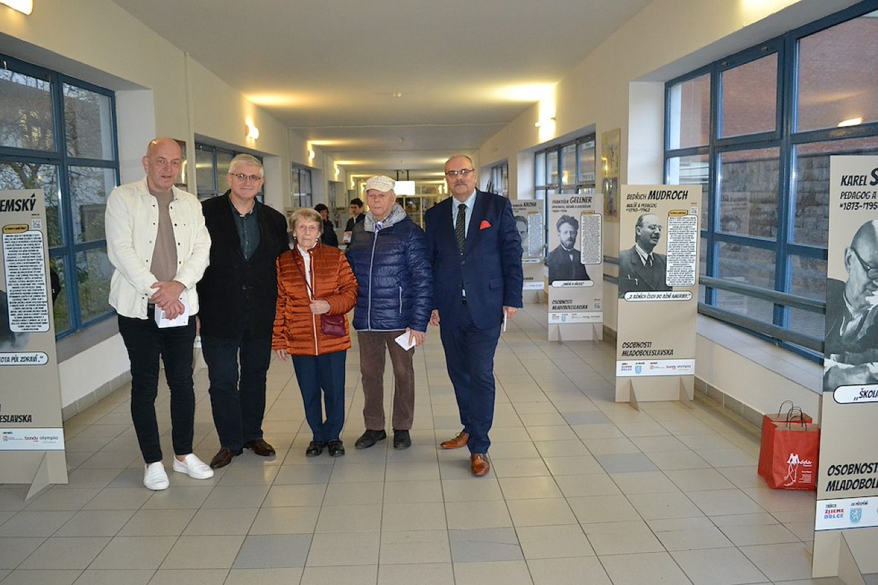 Výstava 30 osobností Mladoboleslavska v komunikační chodbě Klaudiánky